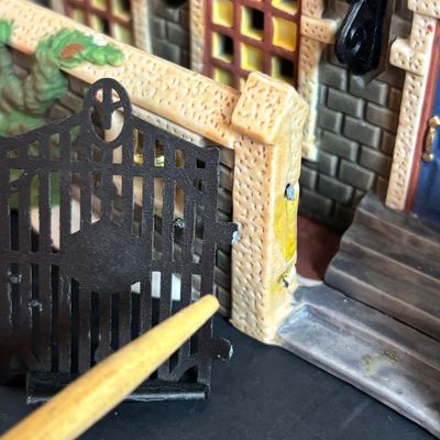 LOT 100: Dept 56 Dickens Village Series Dedlock Arms: 3rd Edition Limited to 1994