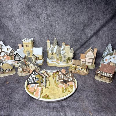 A Collection of David Winter and Lilliput Lane Miniature Architectural Models Including 1988 Christmas Special Edition