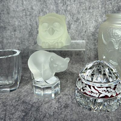 A Collection of Art Glass and Cut Crystal Decorative Items