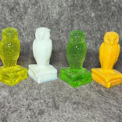 A Group of Six Degenhart Glass Owl on Books Figurines