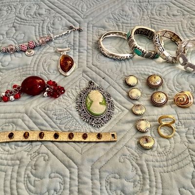 Sale Photo Thumbnail #132: jewelery 