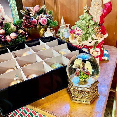 Sale Photo Thumbnail #141: Santa & Snowglobe 