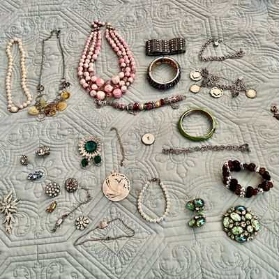 Sale Photo Thumbnail #120: jewelery 
