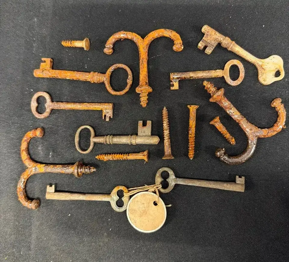 Antique Skeleton Keys & Vintage Hardware Lot - 16pc Rusty Steampunk Salvage