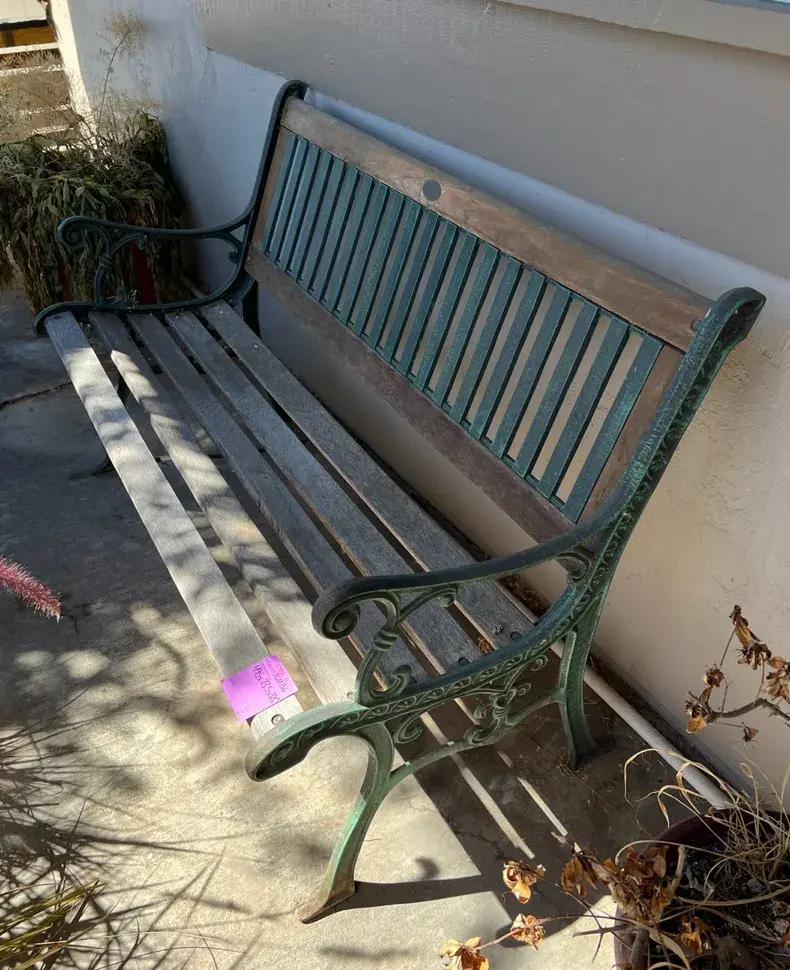 Vintage-Style Outdoor Garden Bench With Cast Iron Frame And Slatted Wooden Seat And Back Panels