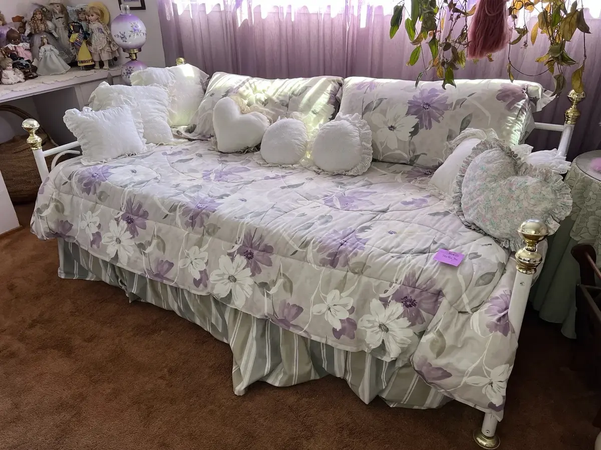 White Metal Daybed With Pull-out Trundle, Purple And White Floral Bedding And Decorative Pillows 