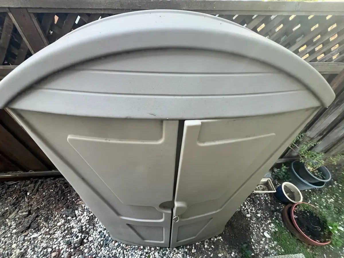 5-foot Rubbermaid Outdoor Garden Shed & Tools