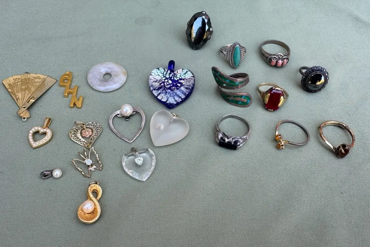 Mixed Jewelry: Decorative Pendant  & Ring Lot