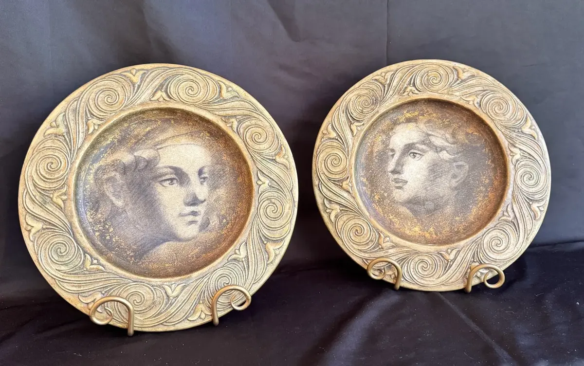 Pair of Neoclassical Profile Portrait Decorative Plates 