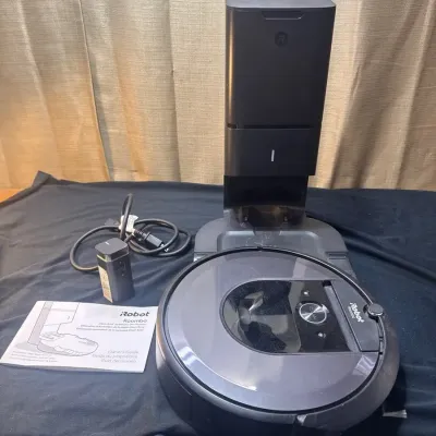 iRobot Roomba i7+ Robot Vacuum Bundle with Clean Base
