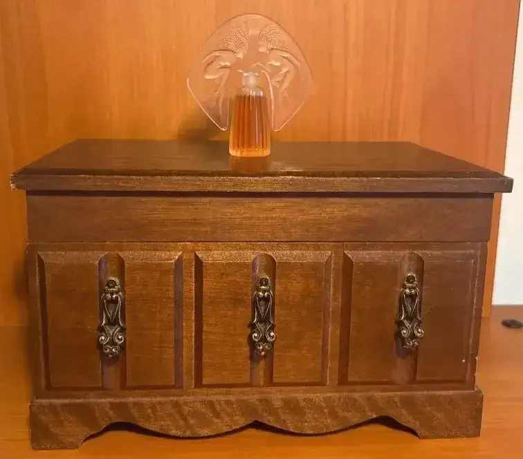 Ondines by Lalique Mini 4.5ml Parfum Frosted Nudes Flacon Perfume Bottle And Jewelry Music Box