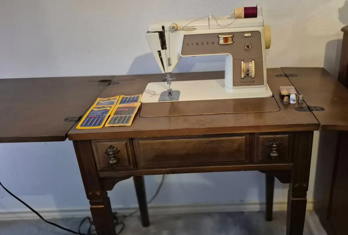 Vi Tage Singer Touch & Sew Deluxe Zig Zag Model 758 Sewing Machine &  Cabinet, Chair & Small Lamp  