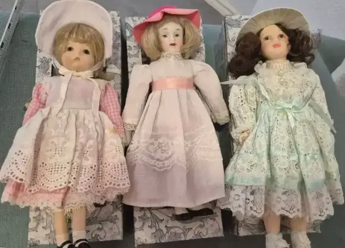 Set Of 3 Vintage Porcelain Dolls With Bonnets In Boxes