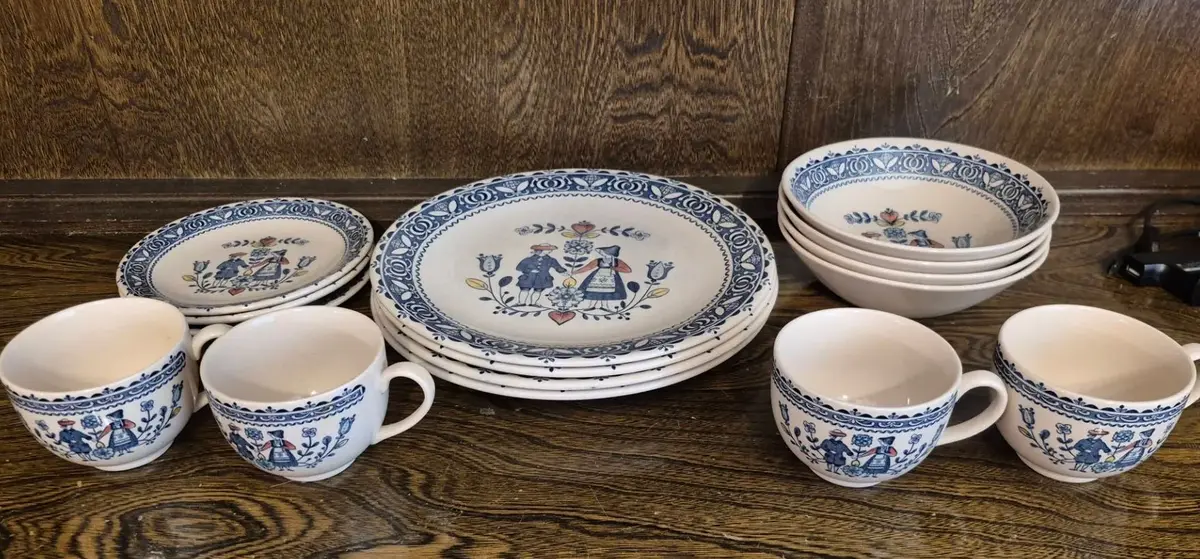 Staffordshire Johnson Brothers Hearts Flowers Old Granite Set Of Four Except 3 In Salad Plates 