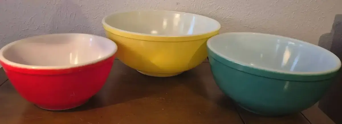 Set Of 3 Vintage 1940s Pyrex Solid Color Nesting Mixing Bowls