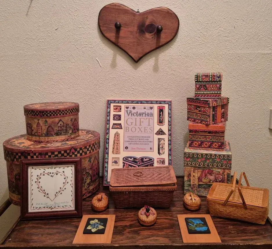 Vintage "Bob Boxes" Decorative Round Nesting/Stacking Boxes & Wooden Decor