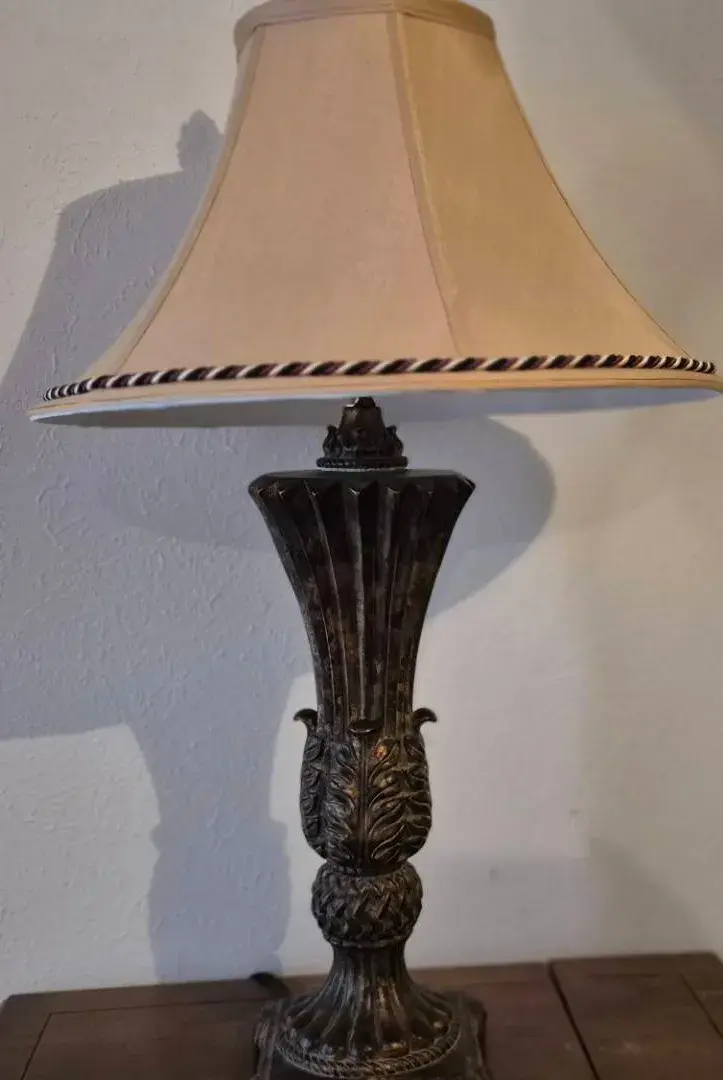 Traditionsl Table Lamp With Ornate Fluted Base & Carved Leaf & Classic Bell Shade 