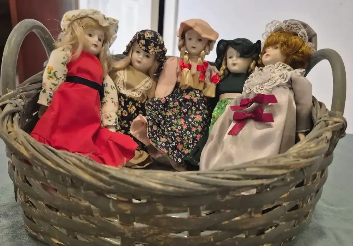 Set Of 5 Vintage Small Porcelain Or Bisque Dolls In Outfits & Bonnets In Rustic Woven Basket 