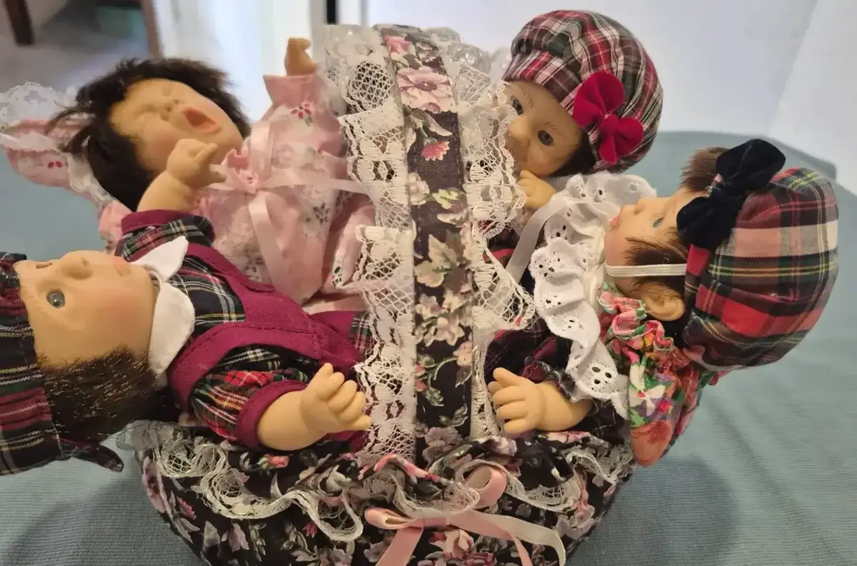 Set Of 4 Vintage Vinyl Or Soft Body Gi-Go My Pals Bean Bag Dolls In Flowered Fabric Basket 