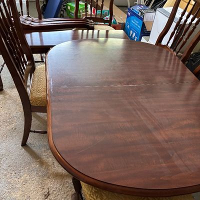Mahogany dining room table 6 chairs 