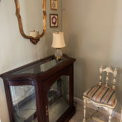 Sntiueq chair and hold gilded mirror 