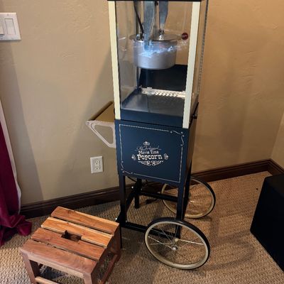 Popcorn rolling cart