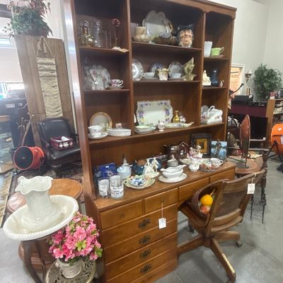 Ethan Allen Heirloom Nutmeg Maple Secretary Desk and Hutch