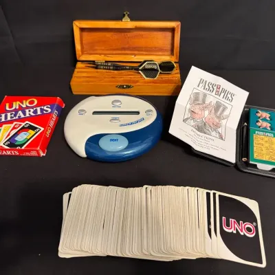LCJ095 - Vintage And Retro Game Group: Past The Pigs/Uno ™ Hearts/Catchphrase/Darts/Uno ™ Cards