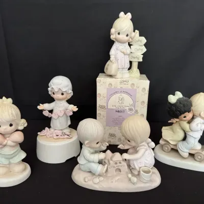 LCJ076 - Precious Moments Figurines With One Box And Large Larger Pieces