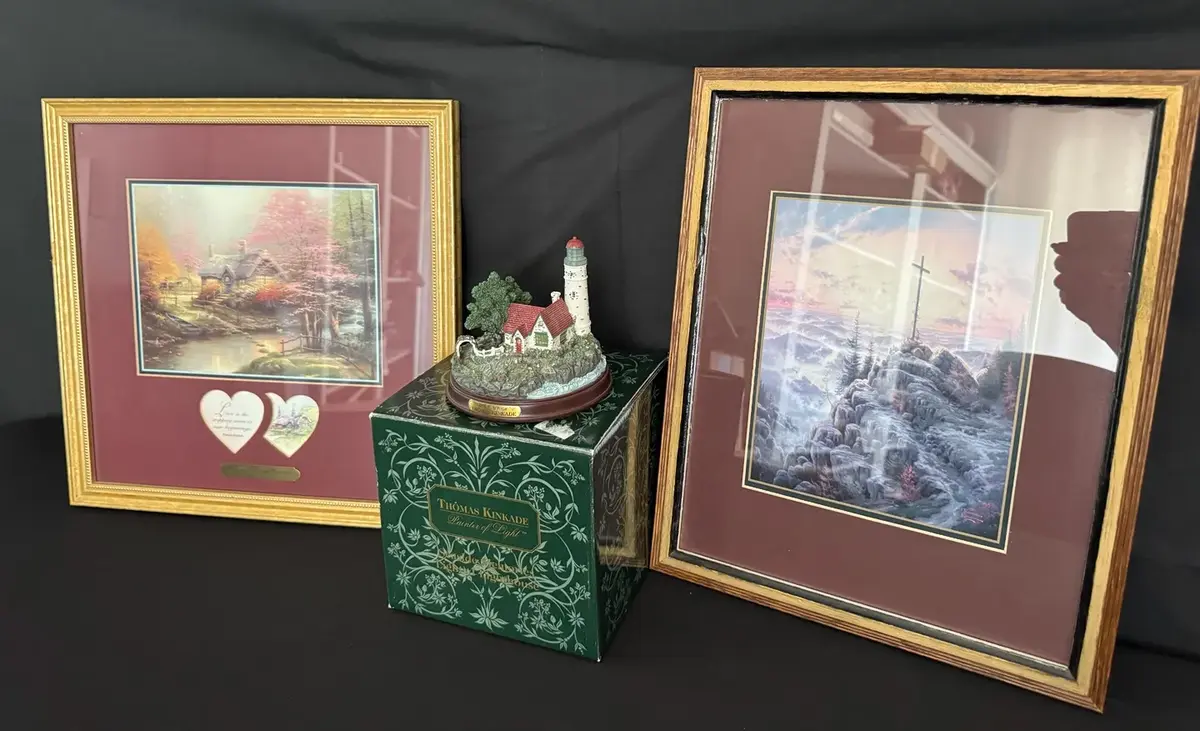LCJ003 - Thomas Kinkade Framed Prints & Illuminated Lighthouse Collectible