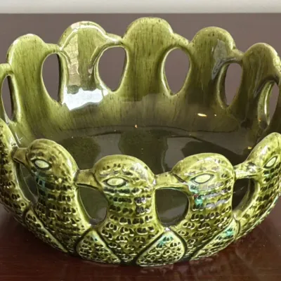 Mid-century green glazed ceramic bowl featuring a reticulated rim formed by a ring of stylized birds.