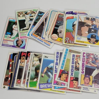 Lot of (30) Vintage Superstar / Hall of Fame Baseball Cards