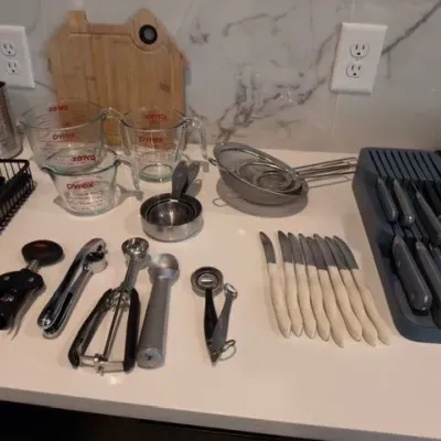 Glass measuring cups, kitchen gadgets, steak knives