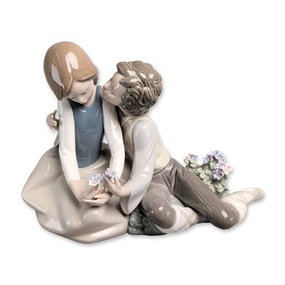Sale Photo Thumbnail #197: Lladro Porcelain Figurine, Precocious Courtship 01005072