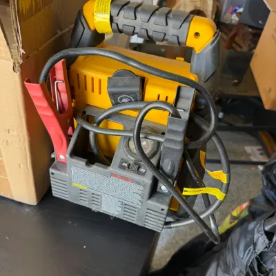 CAT CJ1000CP 1000 Peak Amp Jump Starter & 200 Watt Power Station