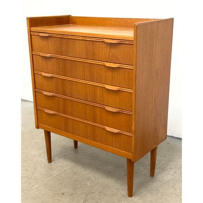 Danish Modern teak 5 drawer chest of drawers with gallery top and integrated sculpted pulls. Unsigne