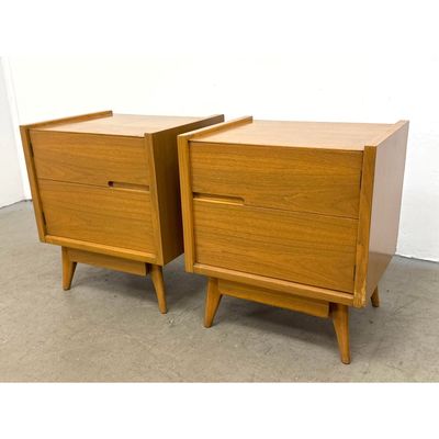 Pair of Mid-Century Modern Walnut Veneer Bedside Table Cabinets with Tapered Peg Legs and Routed Fau