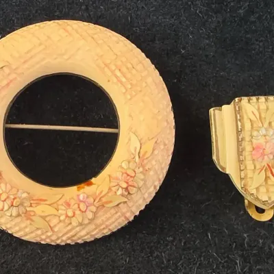 Carved Celluloid Wreath Brooch w/ A Basketweave Texture & Dress Clip