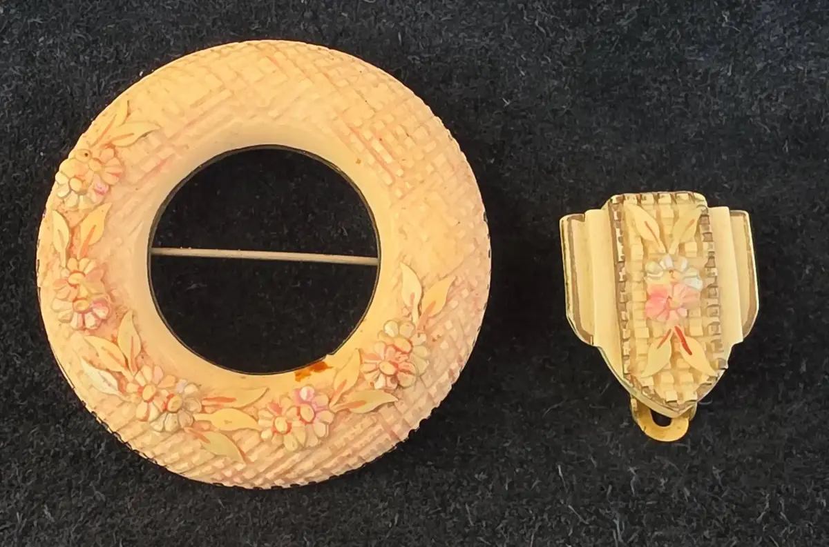 Carved Celluloid Wreath Brooch w/ A Basketweave Texture & Dress Clip