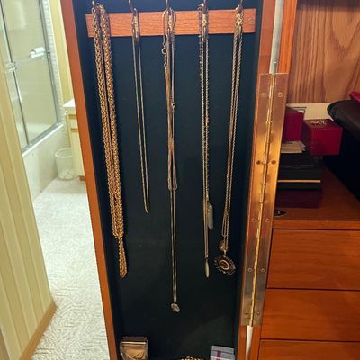 Sale Photo Thumbnail #27: Jewelry - gold chains