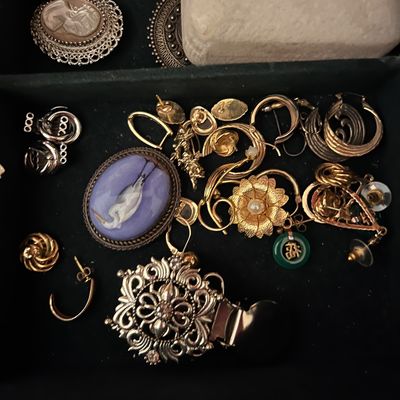 Sale Photo Thumbnail #29: Broaches, Cameos, Gold and Sterling Silver