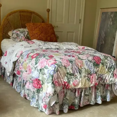 Twin Wicker Poster Headboard, Serta Mattress & Floral Bedding (2 of 2)