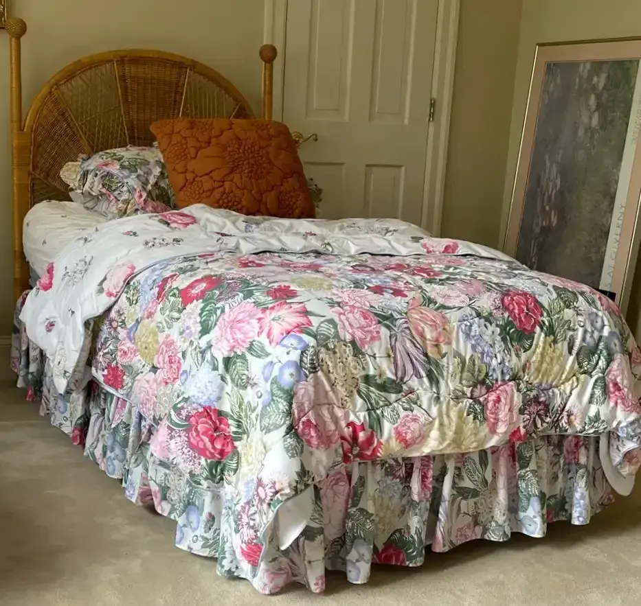 Twin Wicker Poster Headboard, Serta Mattress & Floral Bedding (2 of 2)
