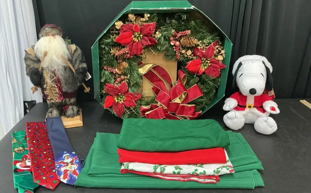 Christmas Decor & Linens 