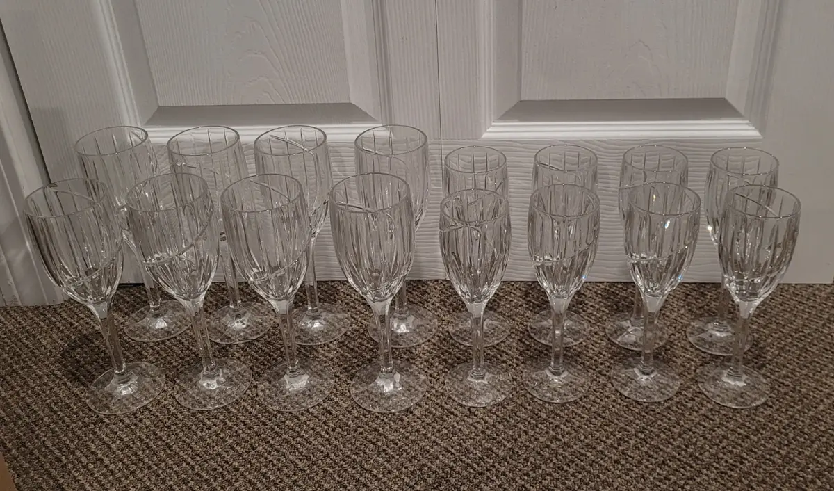 Set of 16 Elegant Spiraled Stemware Wine Glasses