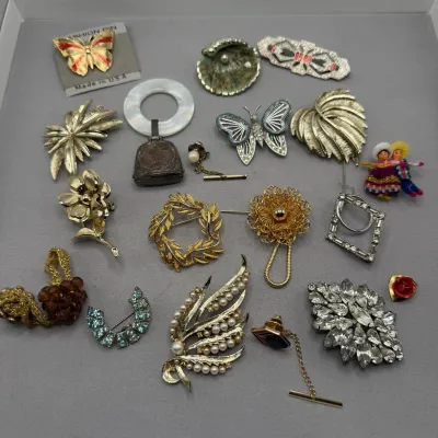 Costume Jewelry - Pins, Brooches, Modern and Vintage