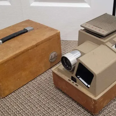 Vintage Mid Century Revere Auto-Magazine P-553 Slide Projector With Case