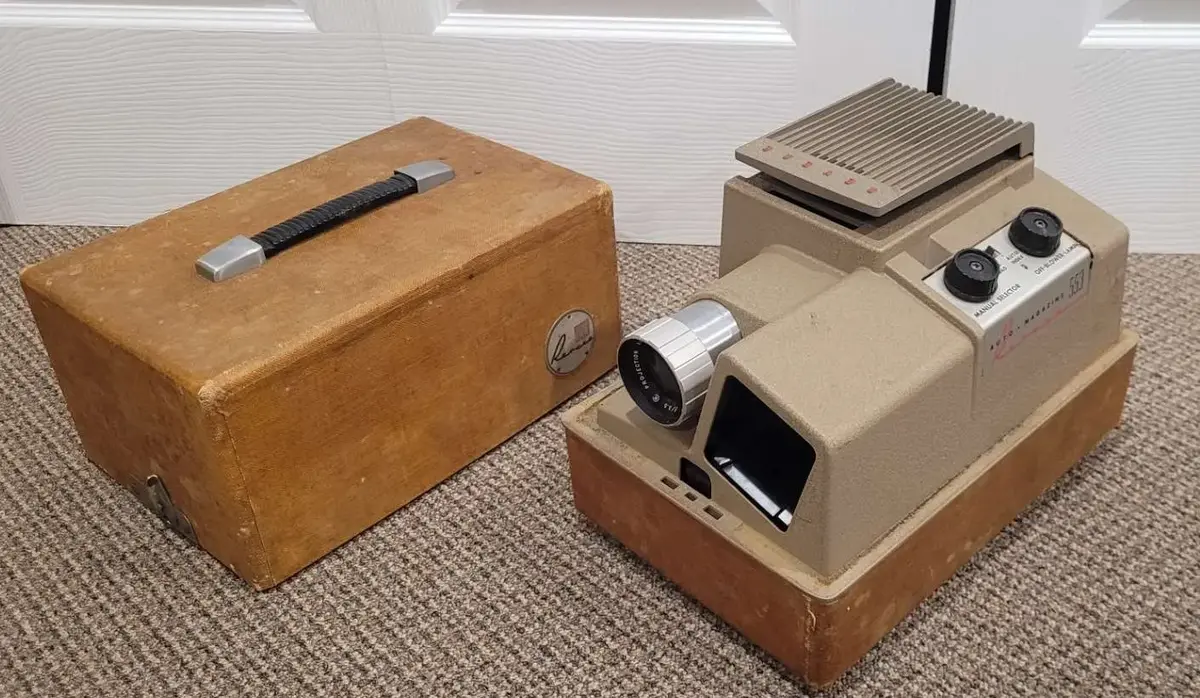 Vintage Mid Century Revere Auto-Magazine P-553 Slide Projector With Case