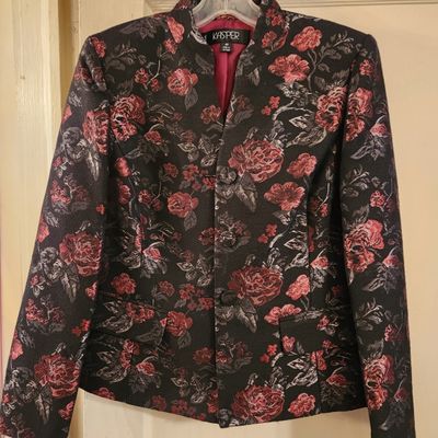 Kasper petite size 4P floral brocade blazer featuring a mandarin collar, covered buttons, and a pink lining.