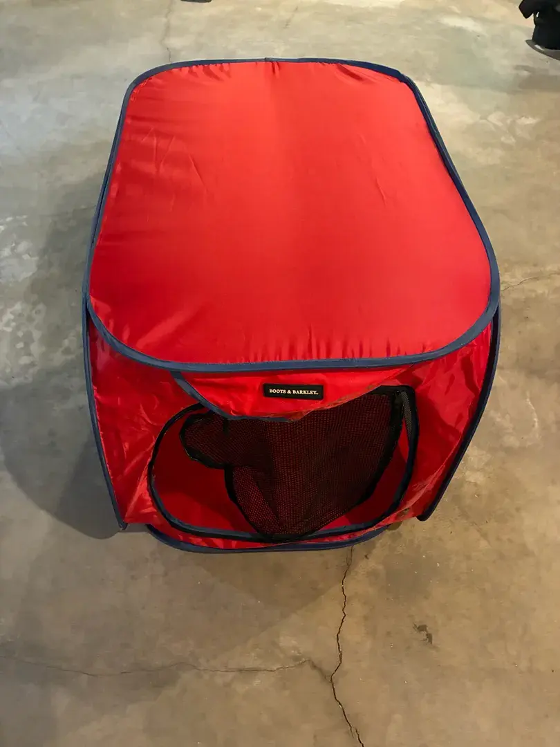 Boots & Barkley Pop-Up Mesh Pet Kennel